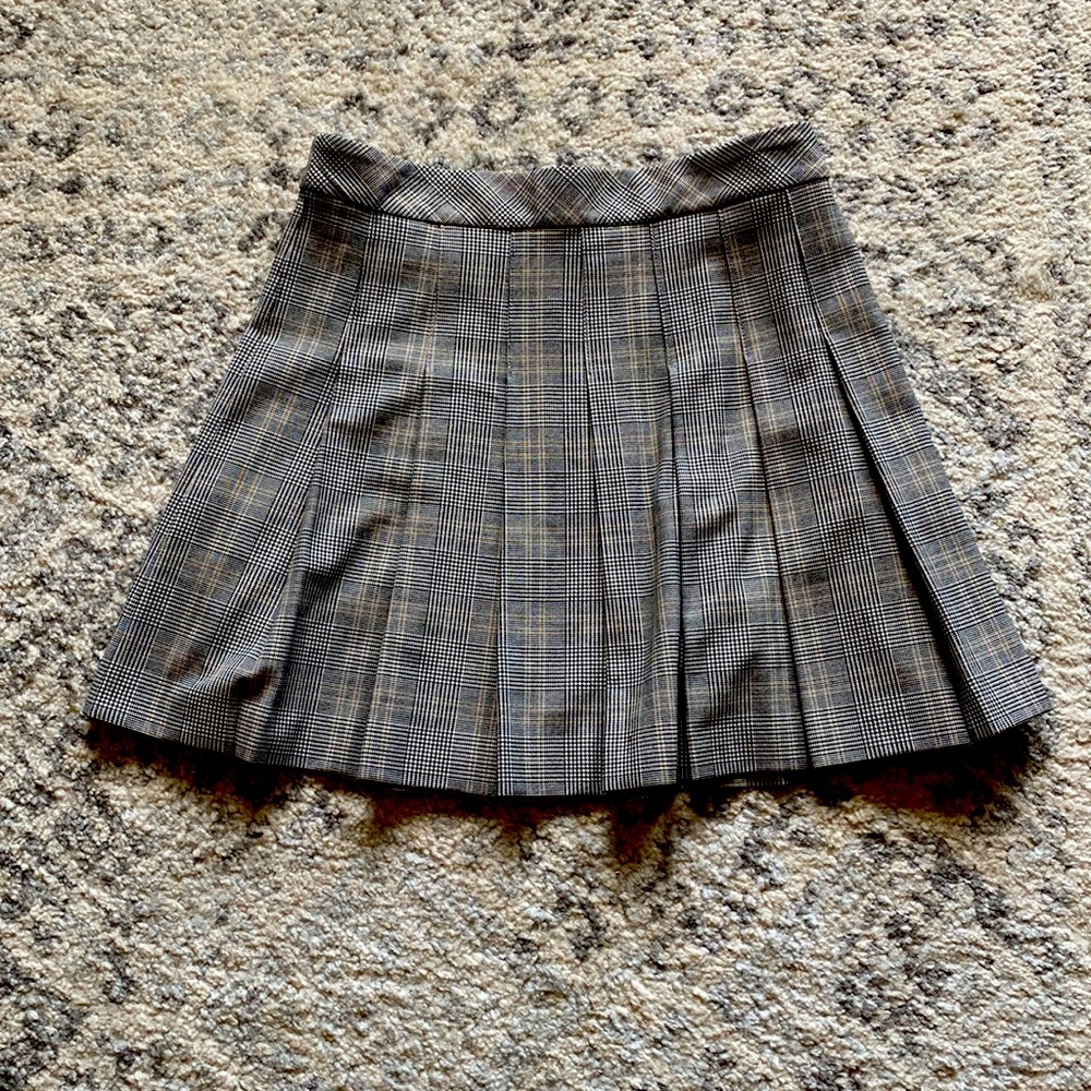 Artizia size 4 skirt pleaded white black with tan undertones lightly worn